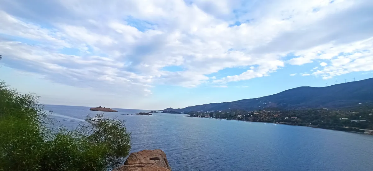 Panorama Zatoki Sarońskiej z wysepkami i wybrzeżem