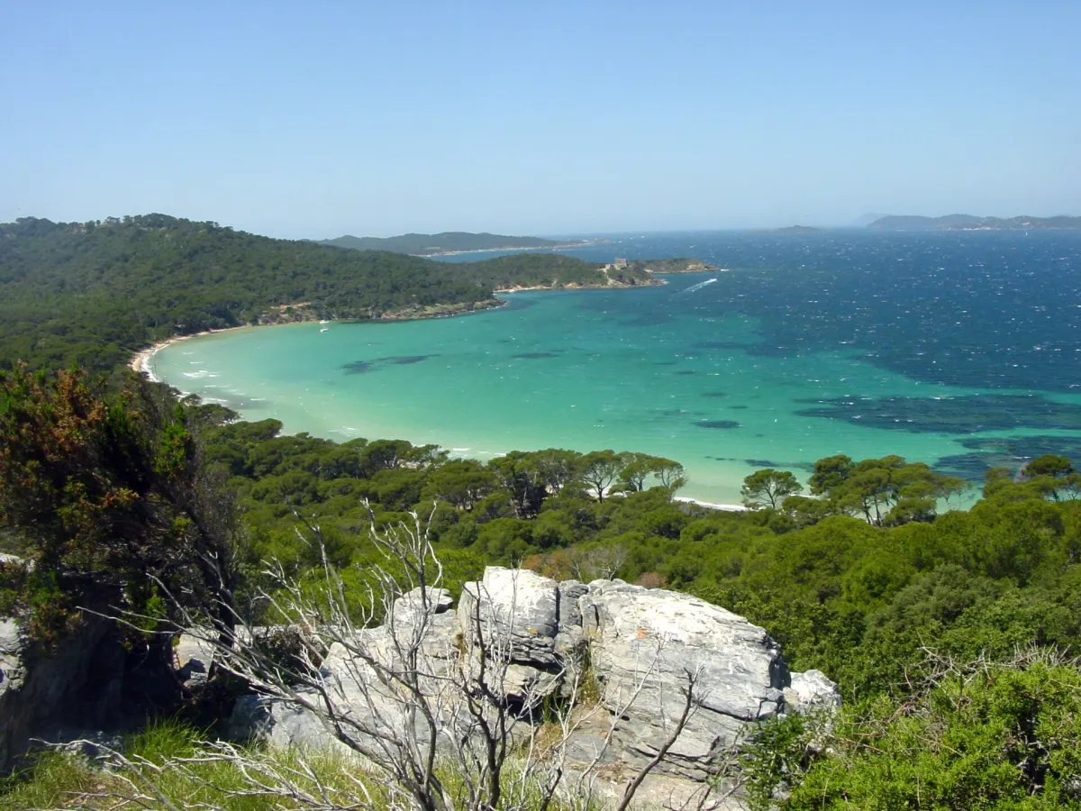Plaża Notre-Dame na Porquerolles: łuk białego piasku nad turkusową zatoką