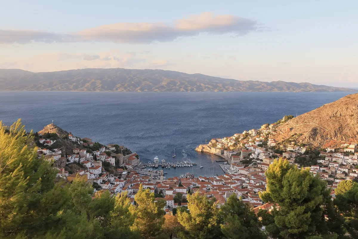 Port i miasto Hydra widziane ze wzgórza, w tle wybrzeże Peloponezu