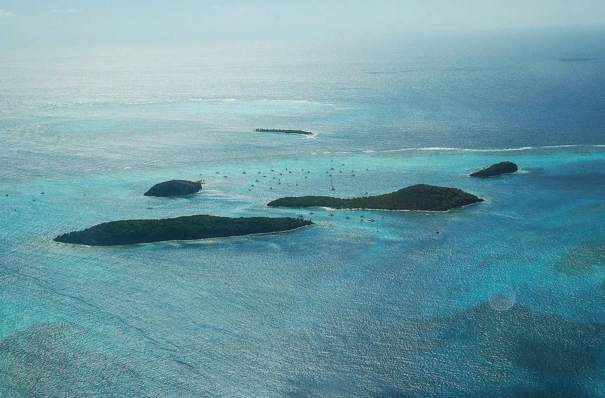 Tobago Cays z powietrza: pięć małych wysp wewnątrz podkowy rafy