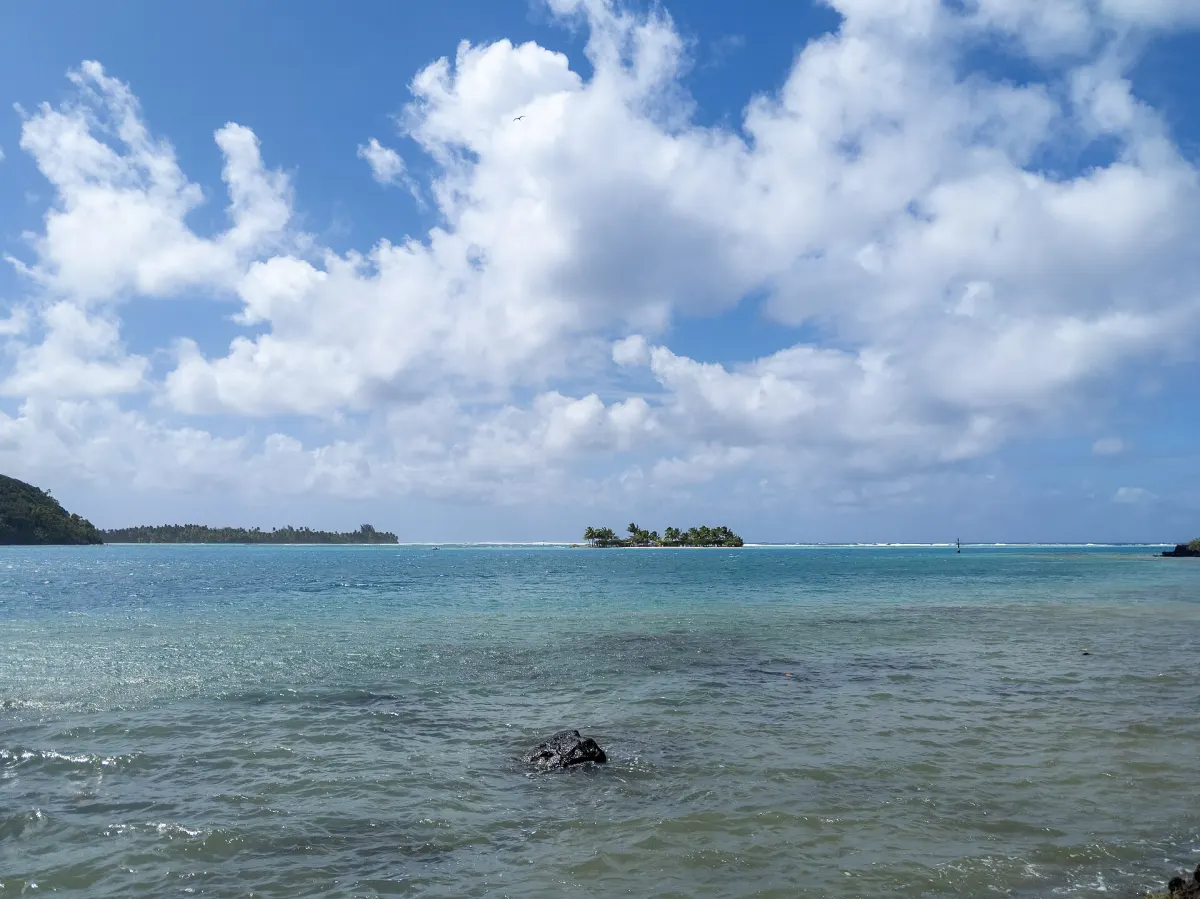 Laguna Huahine: jasnoturkusowa płycizna i wysepka z palmami