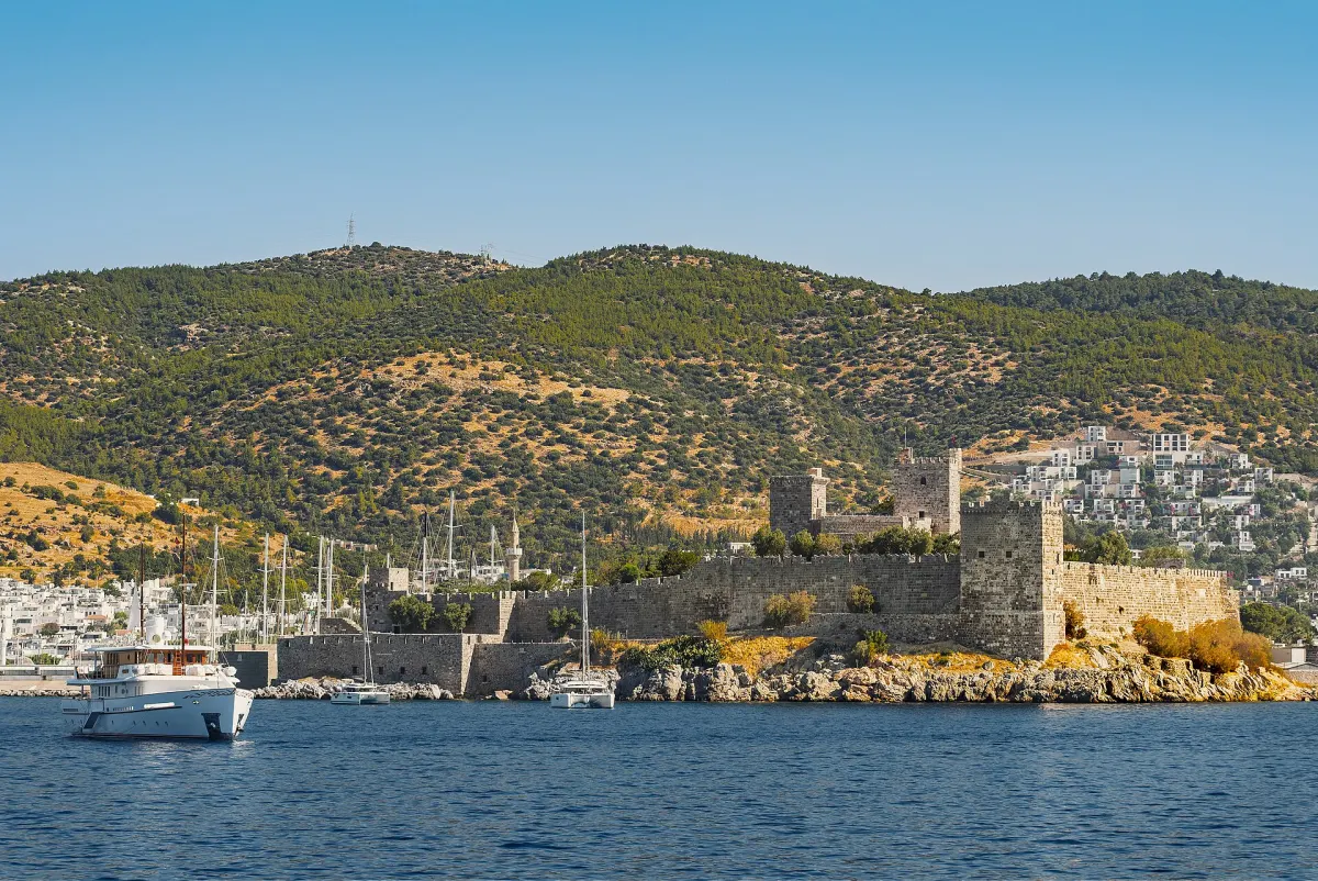 Zamek św. Piotra w Bodrum nad wejściem do portu