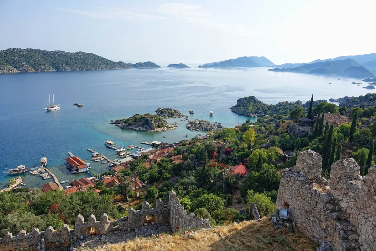 Wioska Kaleköy i wyspa Kekova widziane z murów zamku