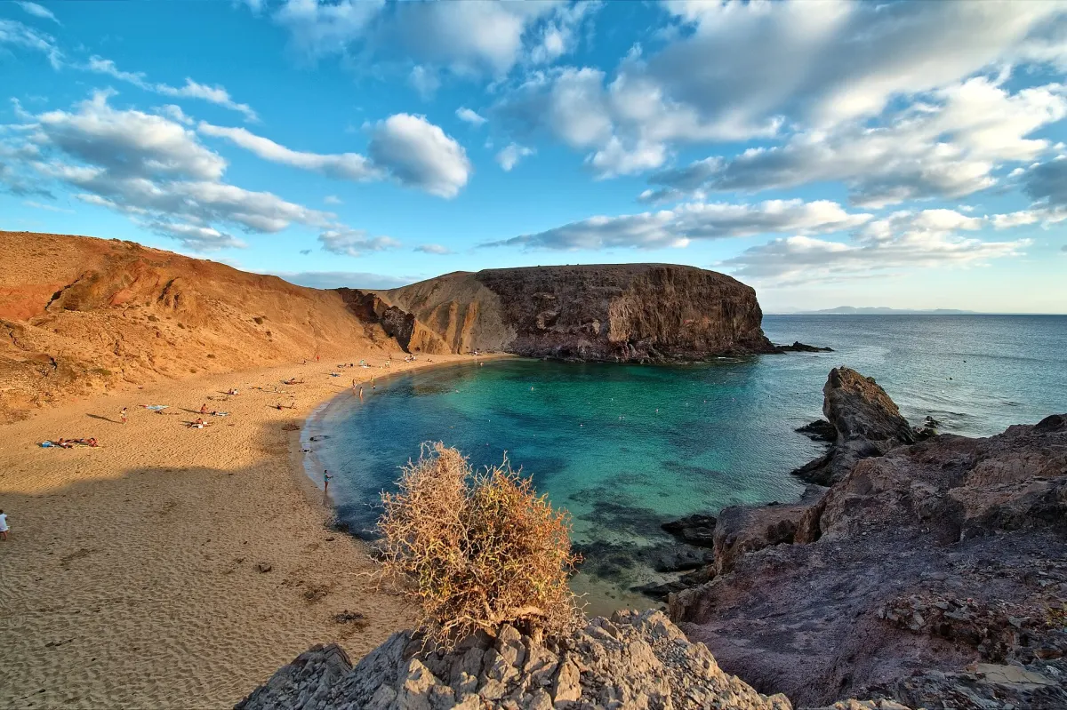 Zatoka i plaża Papagayo na południu Lanzarote między ochrowymi skałami