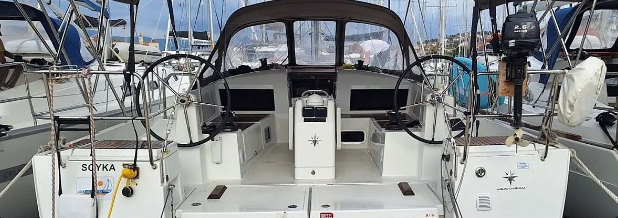 Kokpit jachtu Sun Odyssey 440 „Soyka” z dwoma kołami sterowymi