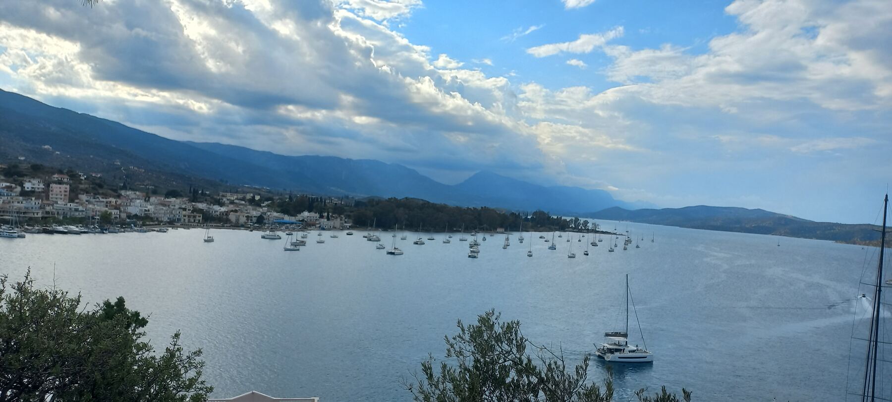 Załoga Go4Sail na dziobie jachtu